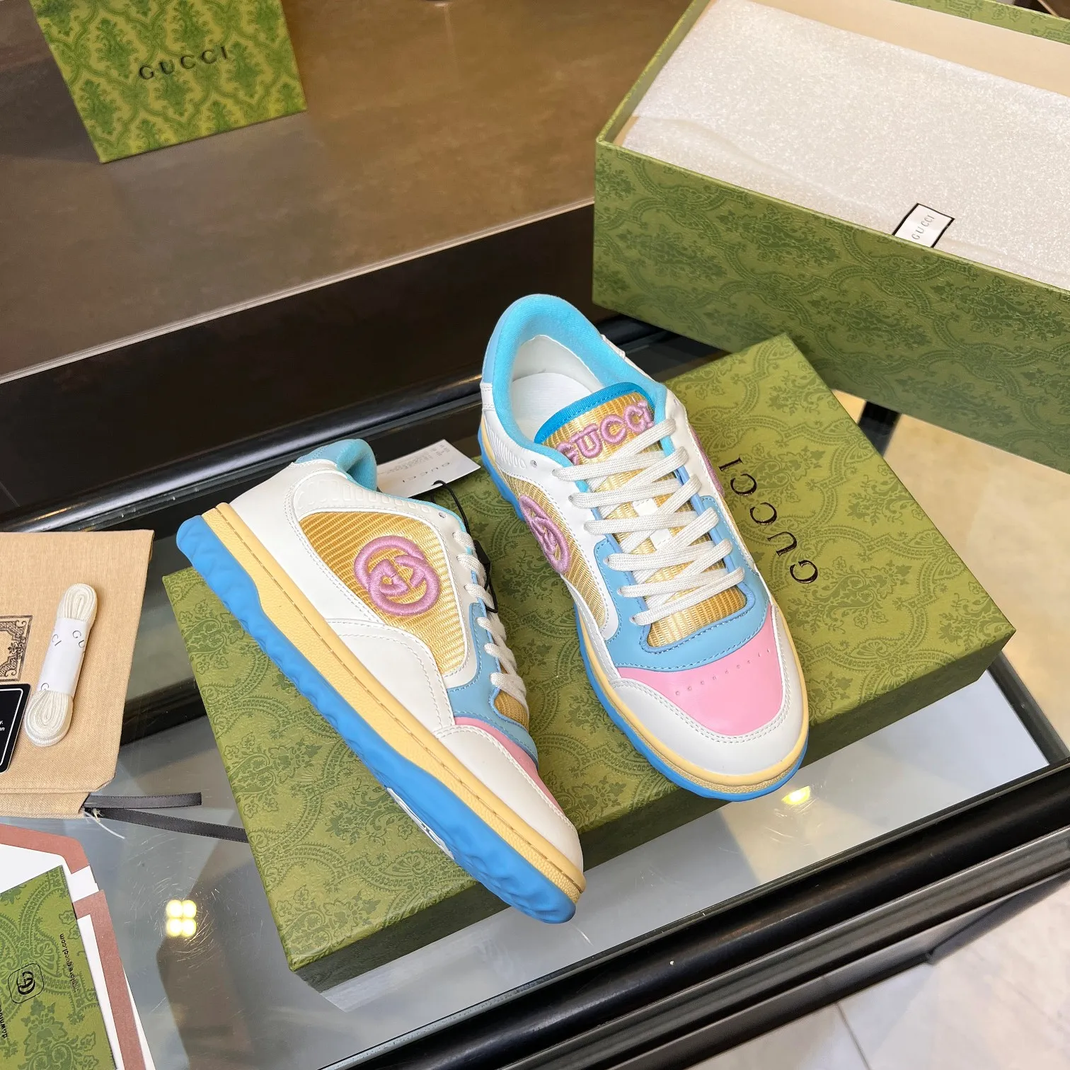 👟👟Ex-factory price 520👟👟 Top version, full styling effect, instant sales of the common practice of soft treading in the market, 💣💣💣Gucci2023 early spring Gucci G home latest hot style MAC80 sports shoes couple style casual retro distressed dirty shoes small dirty shoes small white shoes🌸🌸🌸 original purchase and development Production Gucci MAC80 new hot-selling series. The exquisite and compact interlocking double G logo romantically interprets the aesthetic concept of this series. Made of off-white leather, ▪️Material: original customized imported first-layer cowhide ▪️Inner lining: original customized imported breathable mesh ▪️Outsole: original molded two-color TPU outsole ▪️Sole thickness: 3CM ▪️Size: women's 35-40 / men's 39-45